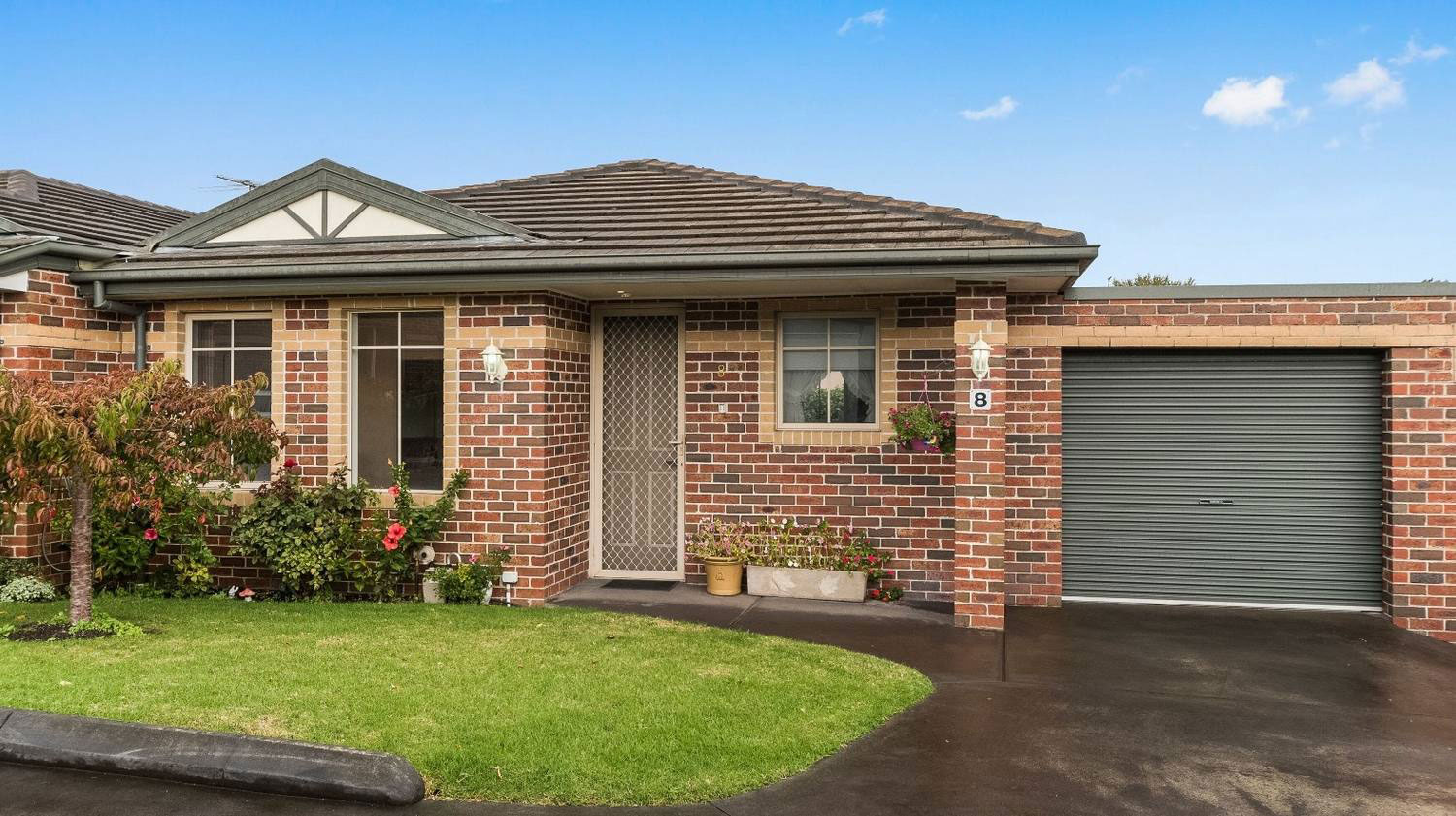 Retirement Village in Berwick, Melbourne: independent villa with landscaped garden